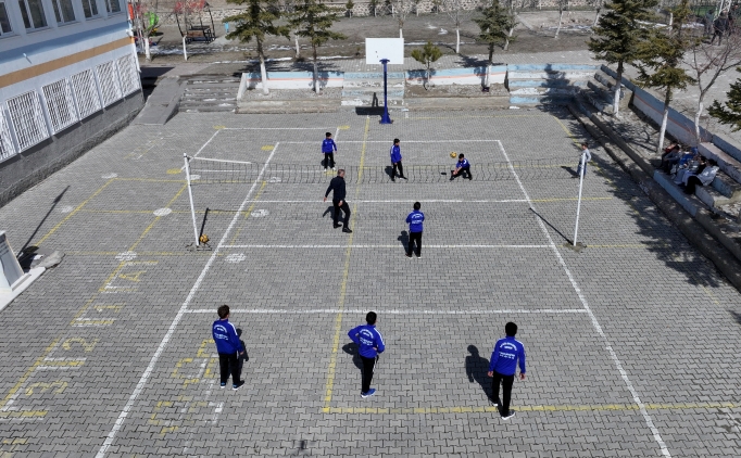 Voleybolla kırsalda tanıştılar Kayseri'nin 'efesi' oldular