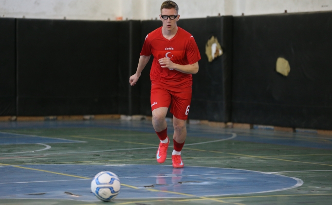 Grme engelli futsal sporcusu Furkan Ergin, milli takmn vazgeilmezi olmak istiyor