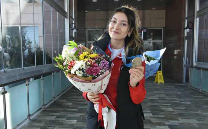 Milli At�c� Damla K�se, �i�eklerle kar��land�