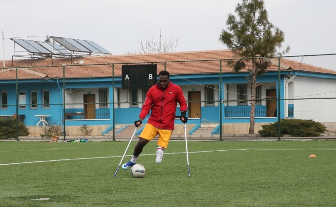 Kenyal� ampute futbolcu Keyo, 8 y�ld�r T�rkiye'de