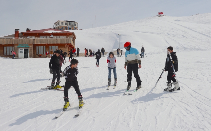 Hakkarili �ocuklar kayak sporuyla sa�l�kl� gelece�e ad�m at�yor