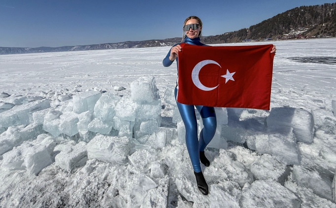 �ahika Erc�men 'iklim krizi' i�in Baykal G�l�'ne buz alt� dal�� yapt�