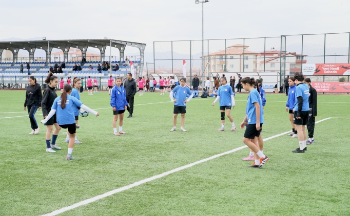 Malatya'da 15 Ya� Alt� K�z Milli Futbol Tak�m� se�meleri yap�ld�
