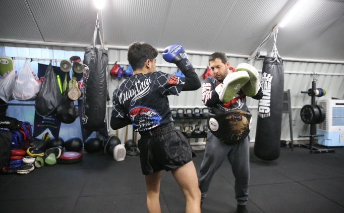 Depremde yitirdi�i sporcular�n ac�s�n�, gen�leri �ampiyonalara haz�rlayarak hafifletiyor