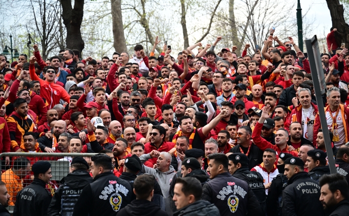 Galatasaray taraftar� tak�m� yaln�z b�rakmad�
