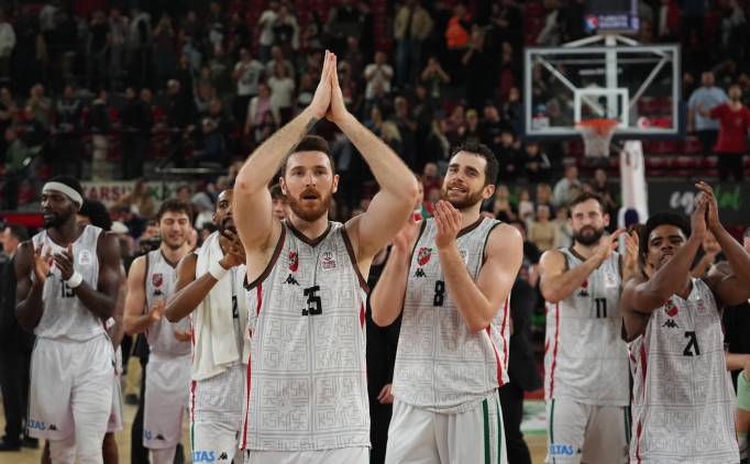 Kar��yaka Erkek Basketbol Tak�m�, 11 hafta sonra ald��� galibiyetle nefes ald�