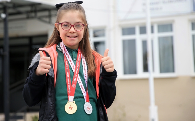 T�rkiye �ampiyonu down sendromlu y�z�c� B��ra'n�n hedefi Avrupa'da madalya