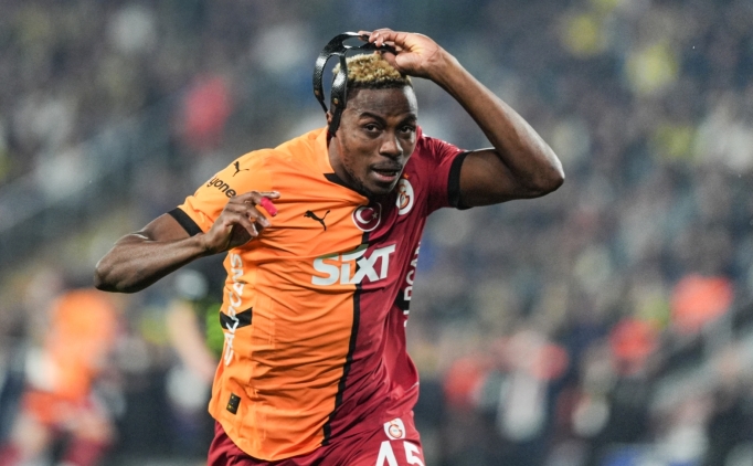 Galatasaray taraftar� trib�ne ta��d�: 'Bizimle kal Osimhen'