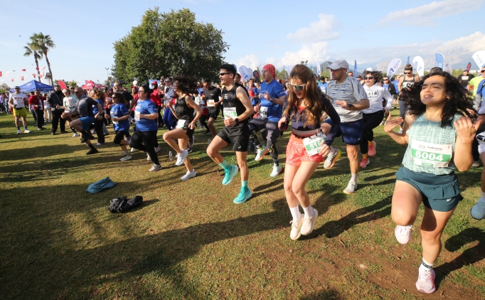 Antalya'da ger�ekle�tirilen 20. Uluslararas� Runtalya Maratonu ba�lad�