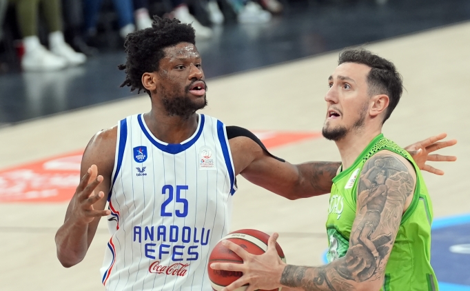 Anadolu Efes'ten farkl� galibiyet!