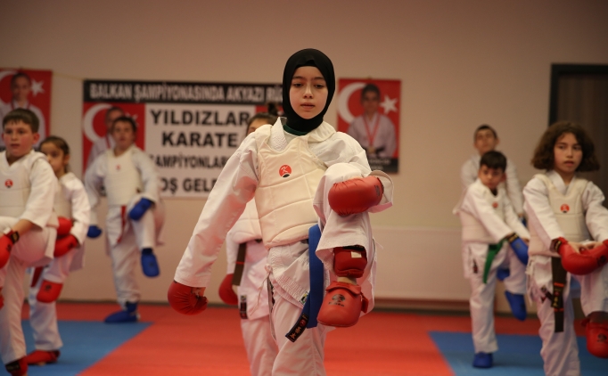 Diyetisyenin tavsiyesiyle karateye ba�layan Dilara'n�n hedefi milli forma