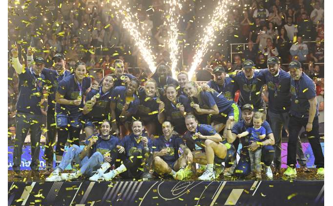 Kad�nlar Euroleague'de �ampiyon ZVVZ USK Prag Kad�n Basketbol Tak�m�, kupas�n� ald�