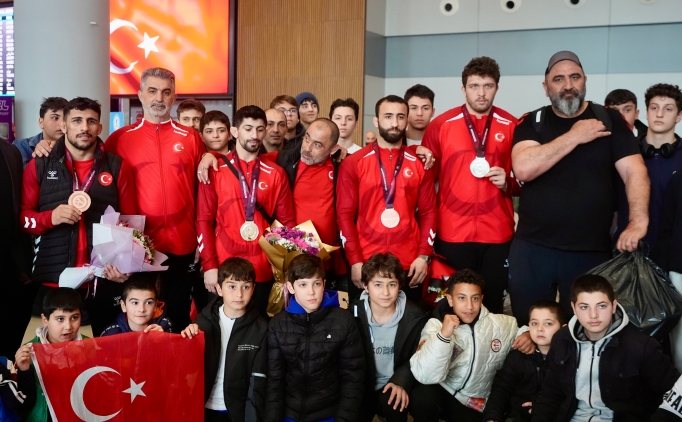 Avrupa 2'ncisi Grekoromen Gre Milli Takm yurda dnd