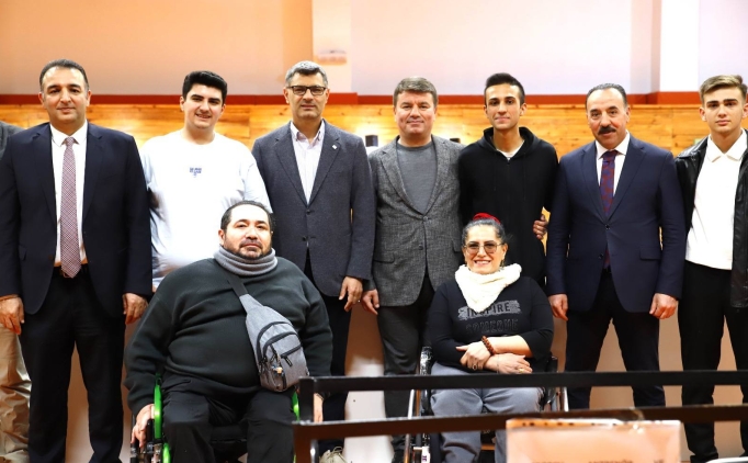 Yusuf Dike� Aksaray'da sporcularla bulu�tu