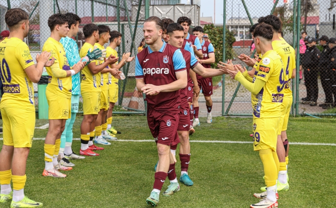 Ey�pspor'un 19 ya� alt� tak�m�ndan rakibi Trabzonspor'a jest
