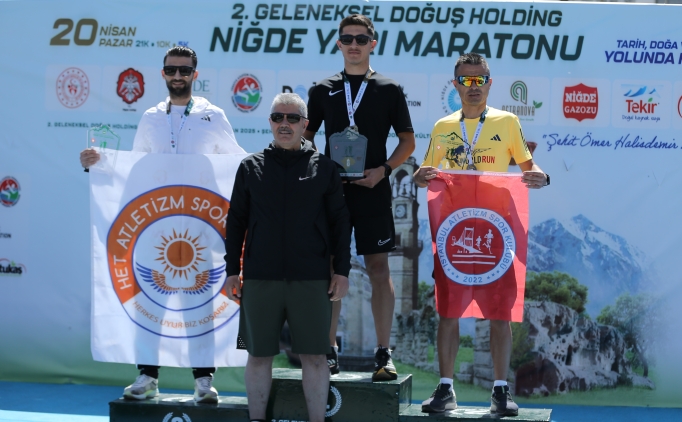 �ehit �mer Halisdemir an�s�na d�zenlenen yar� maraton ko�uldu