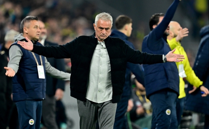 Galatasaray trib�nlerinden Mourinho pankart�!