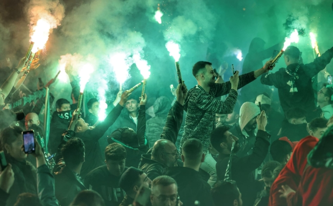 Kocaelispor, 59. ya��n� S�per Lig'e y�kselmenin mutlulu�uyla kutluyor