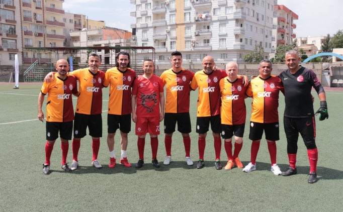 Galatasarayl� eski futbolculardan Cizre'de dostluk ma��