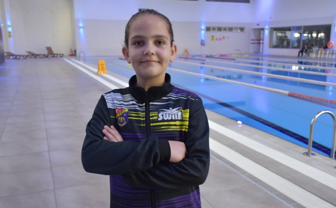 Biyonik kulakla duyan Ayb�ke y�zmede milli tak�m� hedefliyor