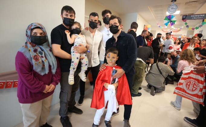 Emre Bel�zo�lu'ndan 23 Nisan'da anlaml� ziyaret