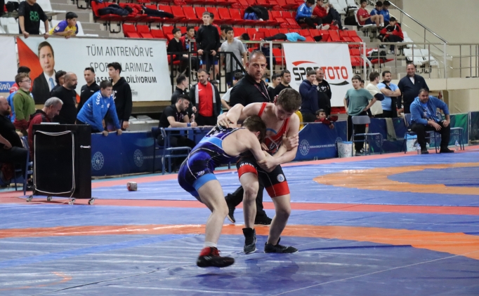 15 Ya� Alt� T�rkiye G�re� Grup M�sabakalar� Erzincan'da devam ediyor