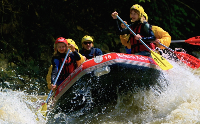 Dzce'de maceraseverler hafta sonunu rafting yaparak deerlendirdi