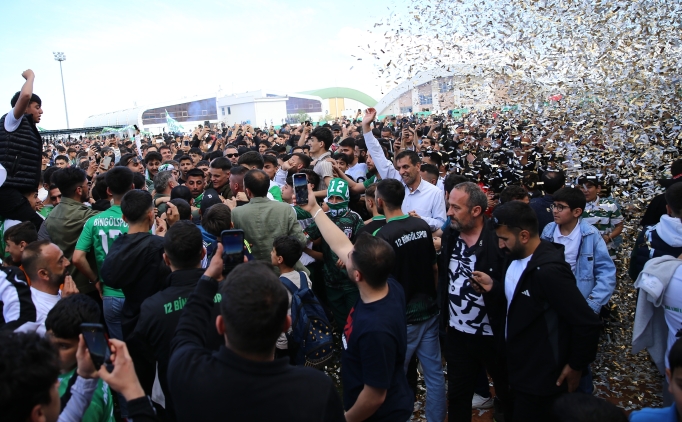 3. Lig'e y�kselmeyi garantileyen 12 Bing�lspor'dan co�kulu kutlama