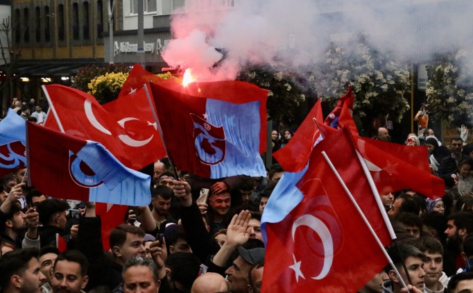 Trabzonsporlu taraftarlar Barcelona finalini dev ekrandan izledi