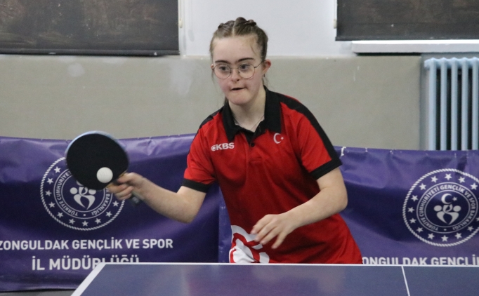 D�nya ���nc�s� down sendromlu masa tenis�i Zeynep'in yeni hedefi �ampiyonluk