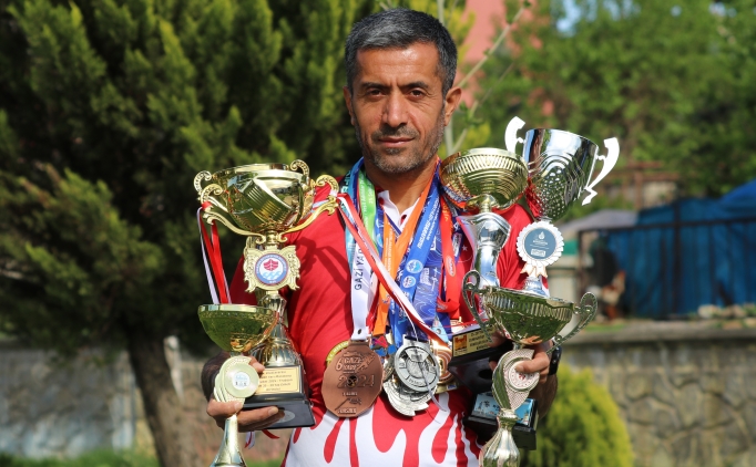 Siirtli master atlet 25 y�ll�k kariyerine 49 madalya s��d�rd�