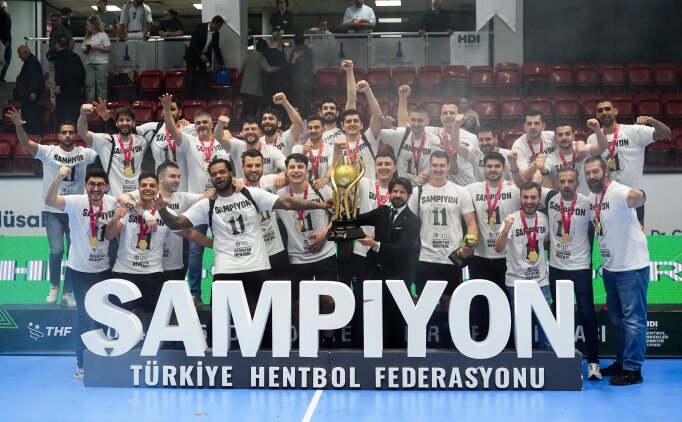 Be�ikta� Hentbol Tak�m�, kupas�n� b�y�k sevin�le kald�rd�