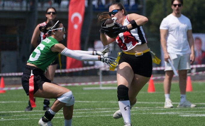 Bayrak futbolunun kad�n sporcular� ilk kez kat�lacaklar� Avrupa �ampiyonas�'nda iddial�