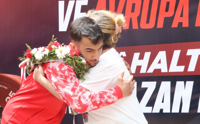 D�nya �ampiyonu halterci Ramazan Efe Y�lmaz t�renle kar��land�