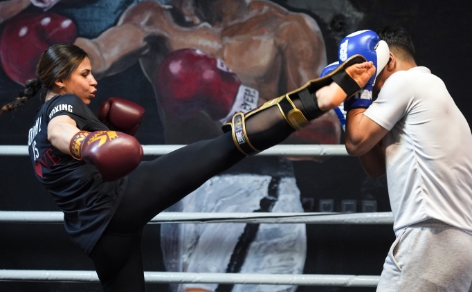 Okulda matematik ��retmeni, ringde kick boks�u