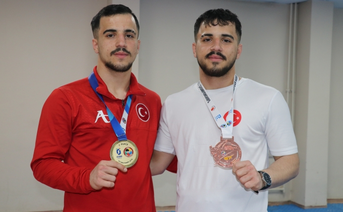 Karateci ikizler, ba�ar� i�in birlikte form tutuyor