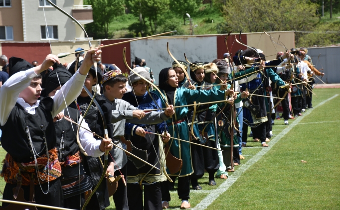 G�m��hane'de Geleneksel T�rk Ok�ulu�u heyecan� ba�lad�