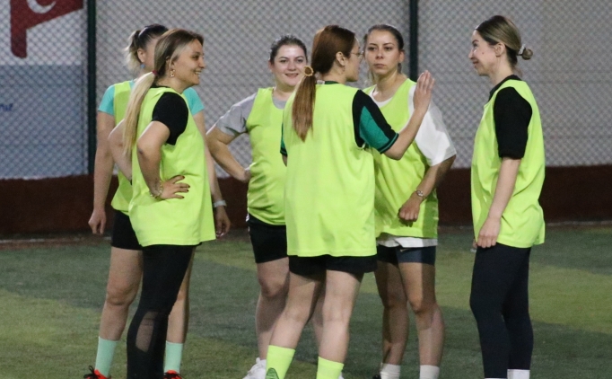 Denizli'de anneler, 'g�nde de�il hal� sahada' stres at�yor