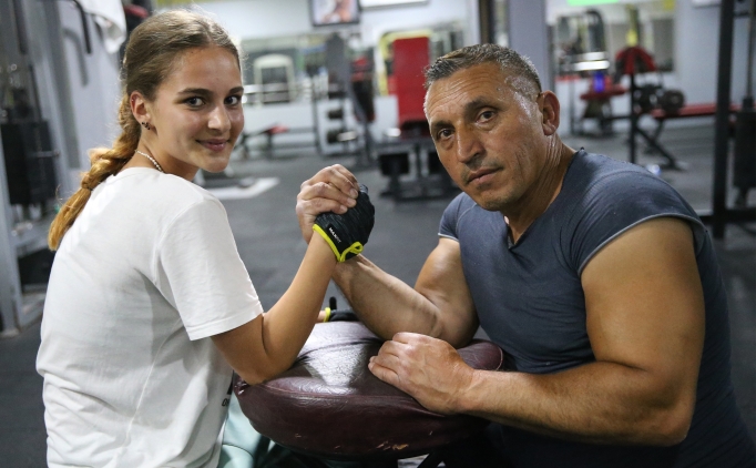 Bedensel engelli milli bilek g�re��i Ferhat Kurto�lu'nun hedefi d�nya �ampiyonlu�u