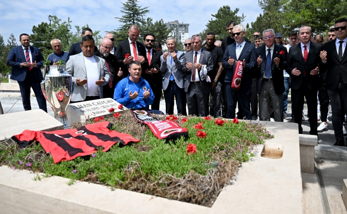 Gen�lerbirli�i camias�, An�tkabir'i ve �lhan Cavcav'�n mezar�n� ziyaret etti