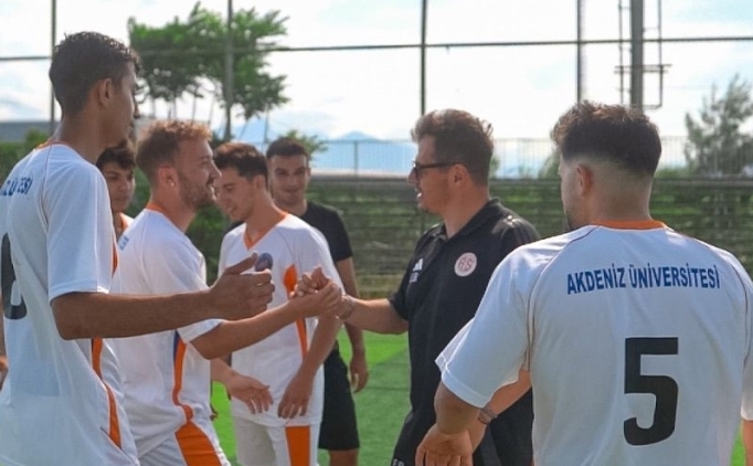 Emre Bel�zo�lu ��rencilerle futbol oynad�