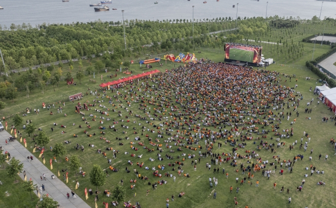 Galatasaray taraftar�, kutlamalar i�in Yenikap�'ya ak�n etti