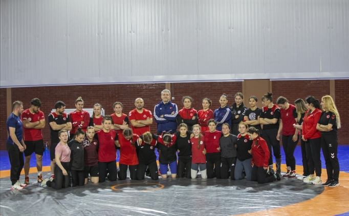 Kad�n G�re� Milli Tak�m�, Mo�olistan'daki �ampiyona i�in Bolu'da g�� depoluyor