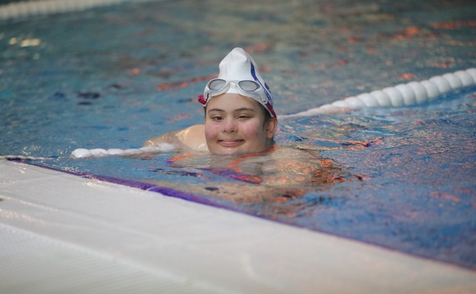 L�semiyi yenen down sendromlu �ampiyon y�z�c� Masal'�n hayali milli formay� giymek