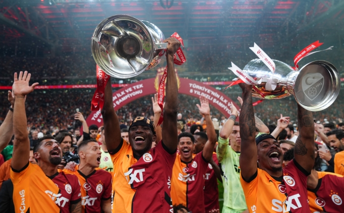 Galatasaray, sezonu �ifte kupa mutlulu�uyla kapatt�