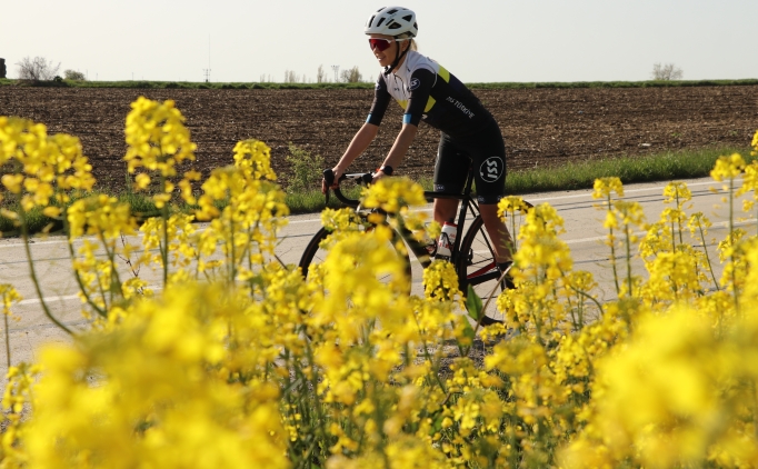 Kadn bisikleti Pnar Kurtolu, yarlara ky yollarnda hazrlanyor