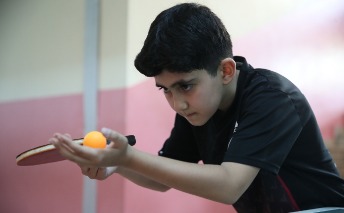 Babas�n�n y�nlendirmesiyle ba�lad��� masa tenisinde g�z�n� yeni �ampiyonluklara �evirdi