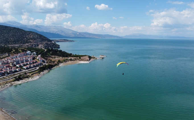 Macera tutkunlar Eirdir Gl'n yama paratyle havadan izliyor