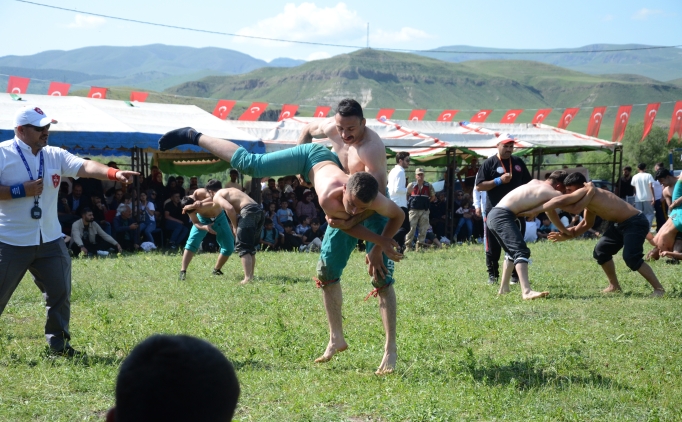 Kars'ta '110. Geleneksel Karaurgan Karakucak G�re� �enlikleri' yap�ld�