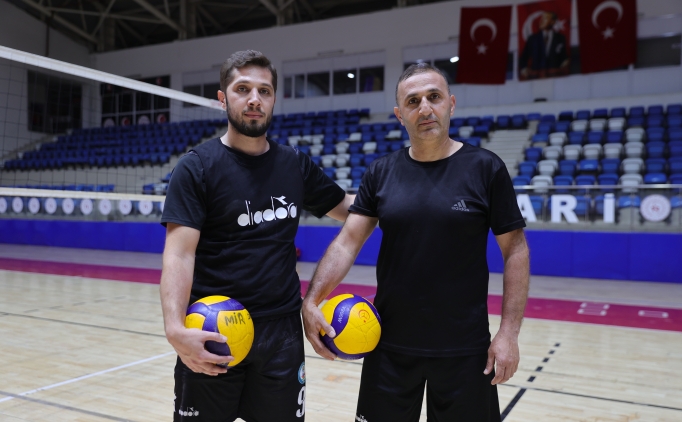 Hakkari'de baba o�ul voleybol tak�m�n�n ba�ar�s� i�in m�cadele ediyor